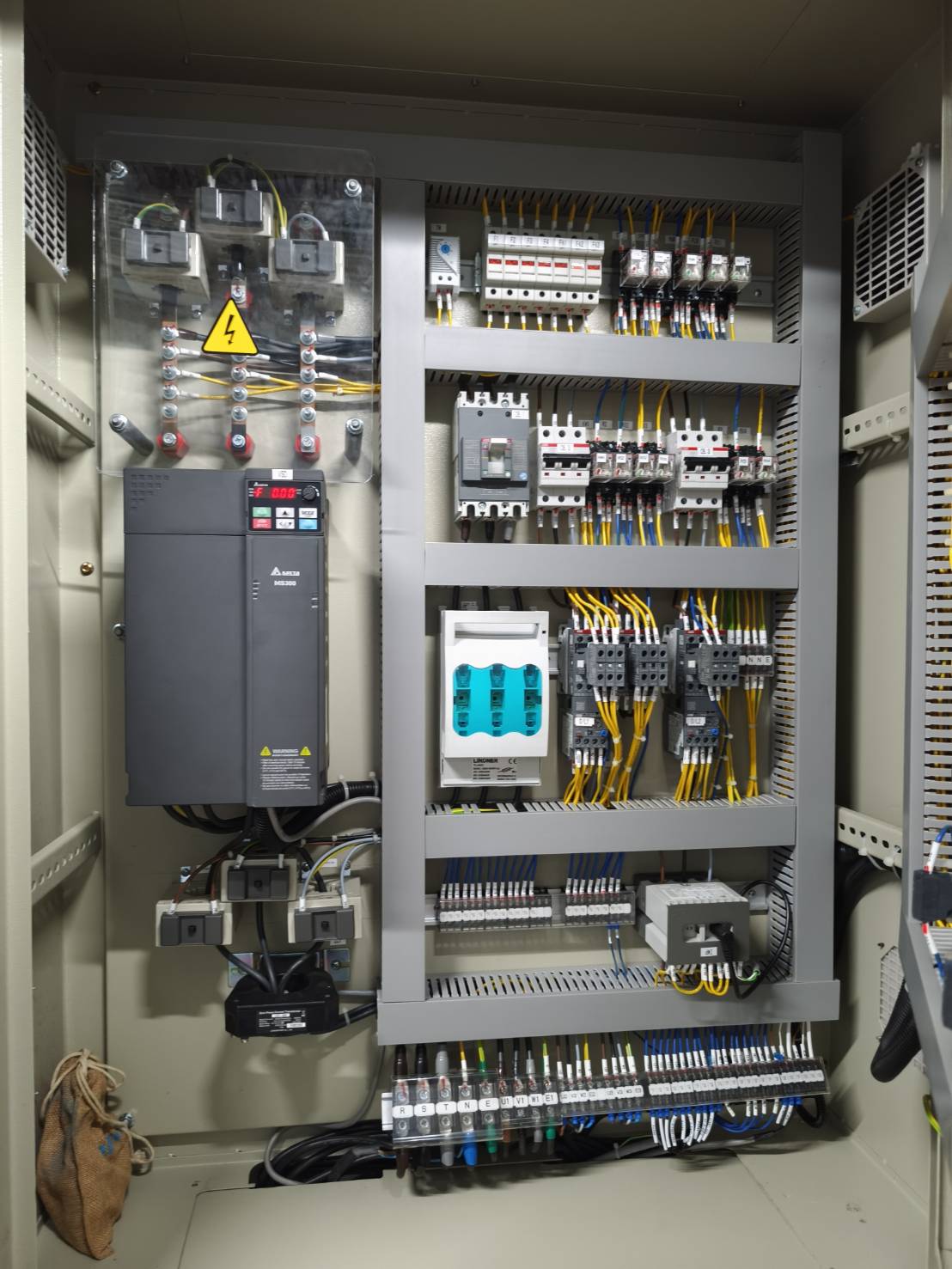 ตู้ควบคุมอุตสาหกรรม