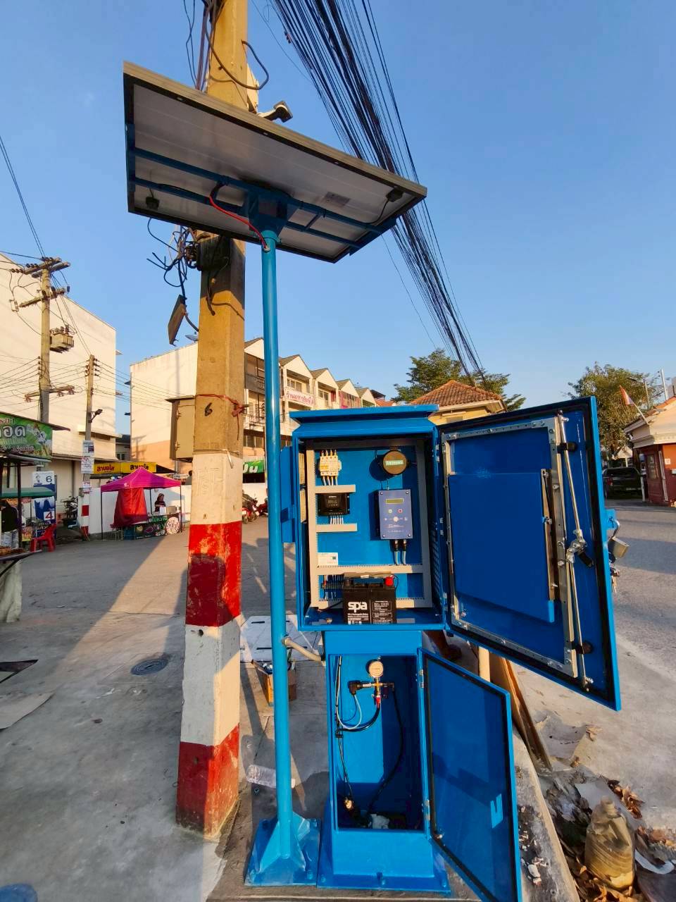 ตู้ควบคุมพร้อมแผงโซลาร์